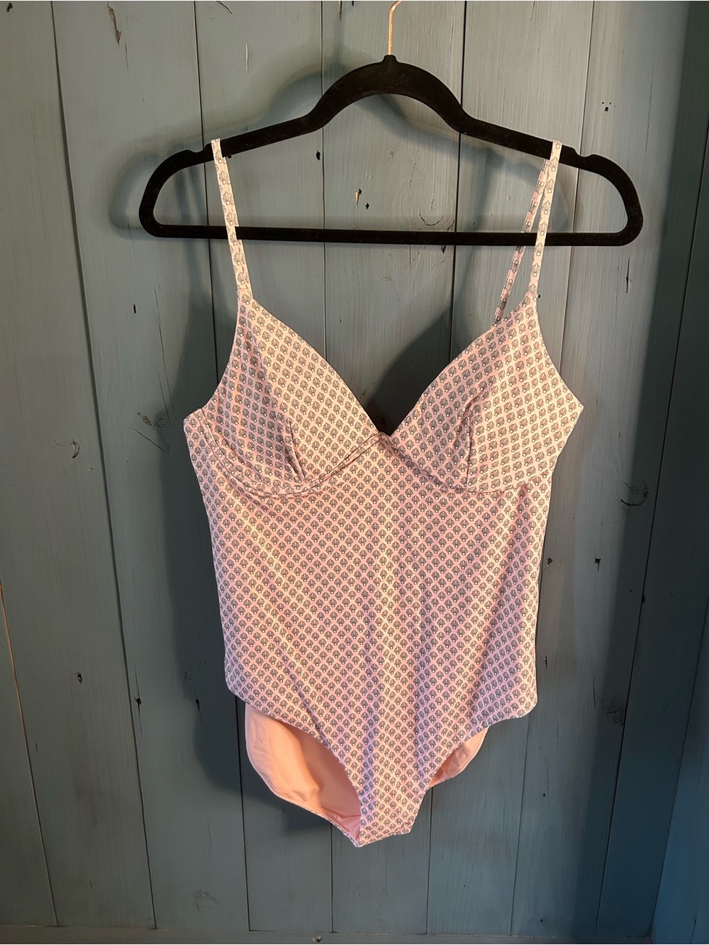 Vineyard Vines Pink Patterned Swimsuit with Delicate Shell Print | Size Large